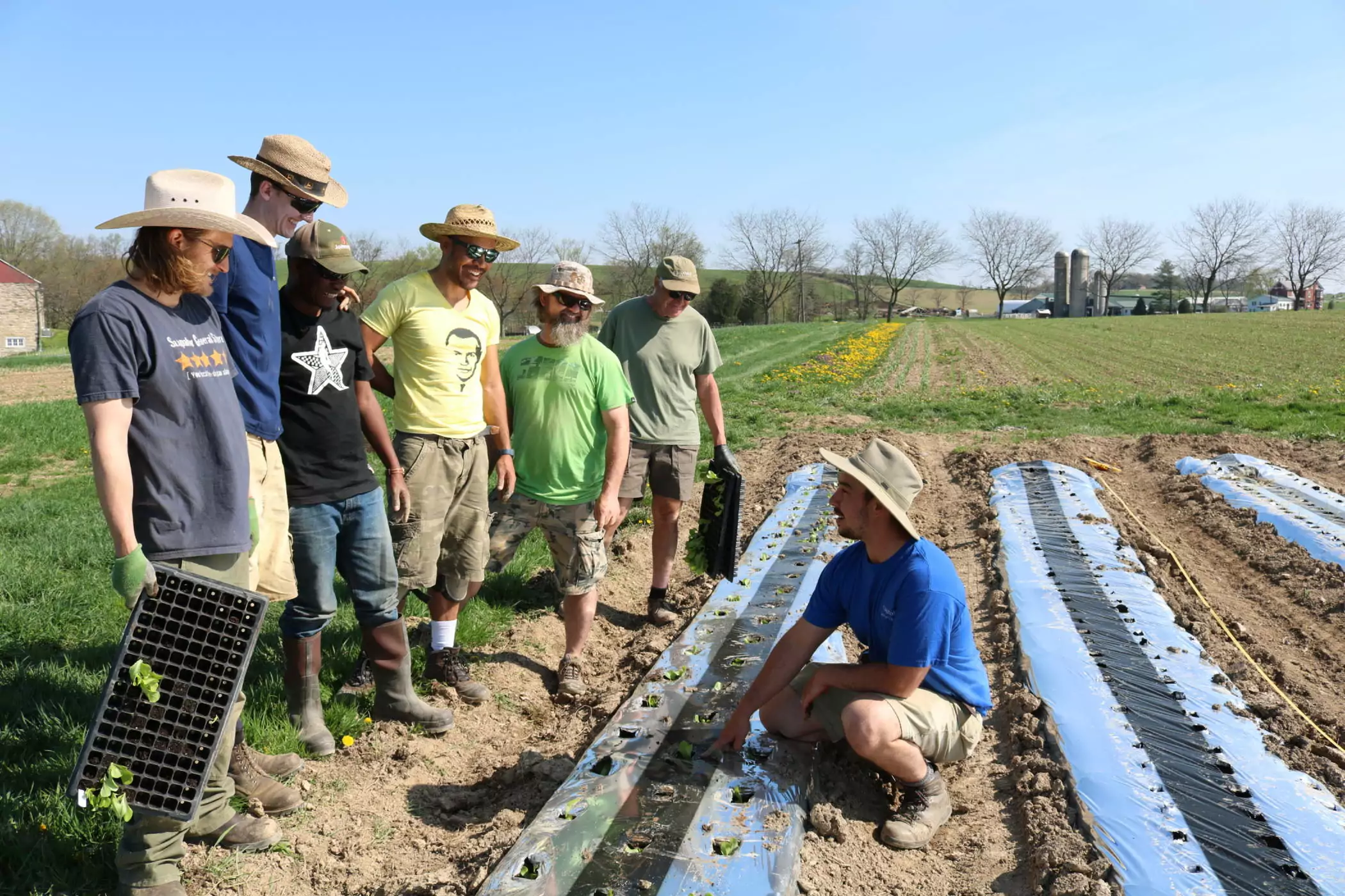 Tirocinanti dell'azienda agricola che imparano sul campo