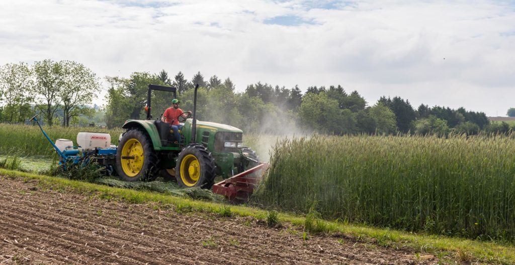 Traktor drückt Rollencrimper