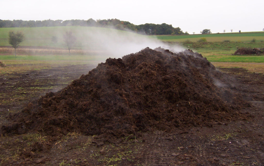 tas de compost fumant