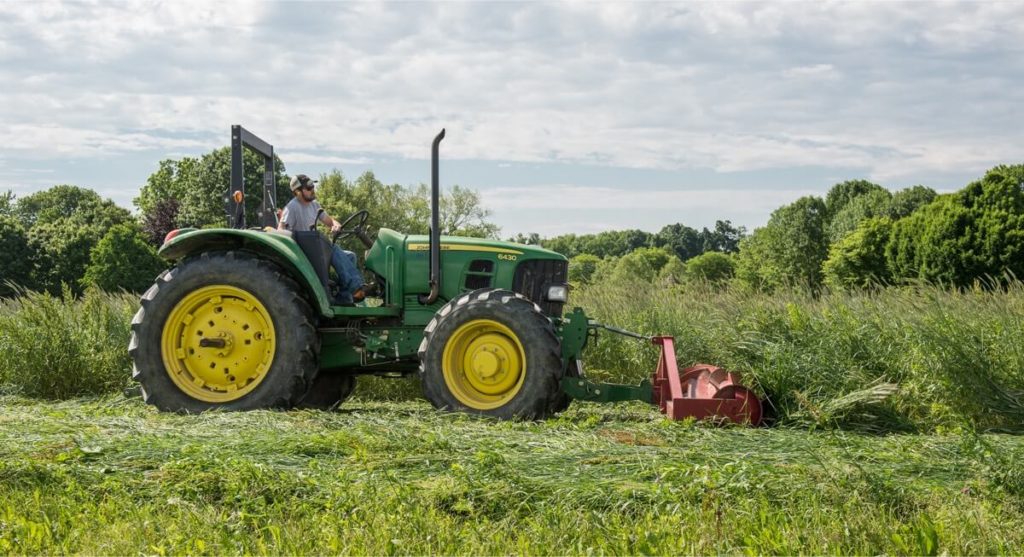 tractor con crimpadora de rodillos