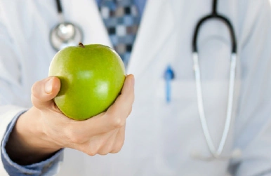 doctor con manzana verde