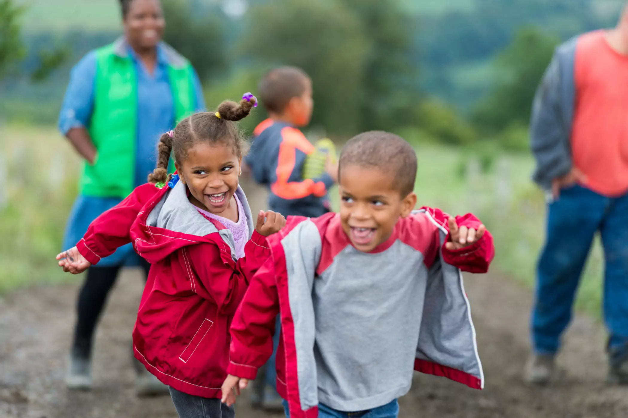 niños disfrutando de la granja