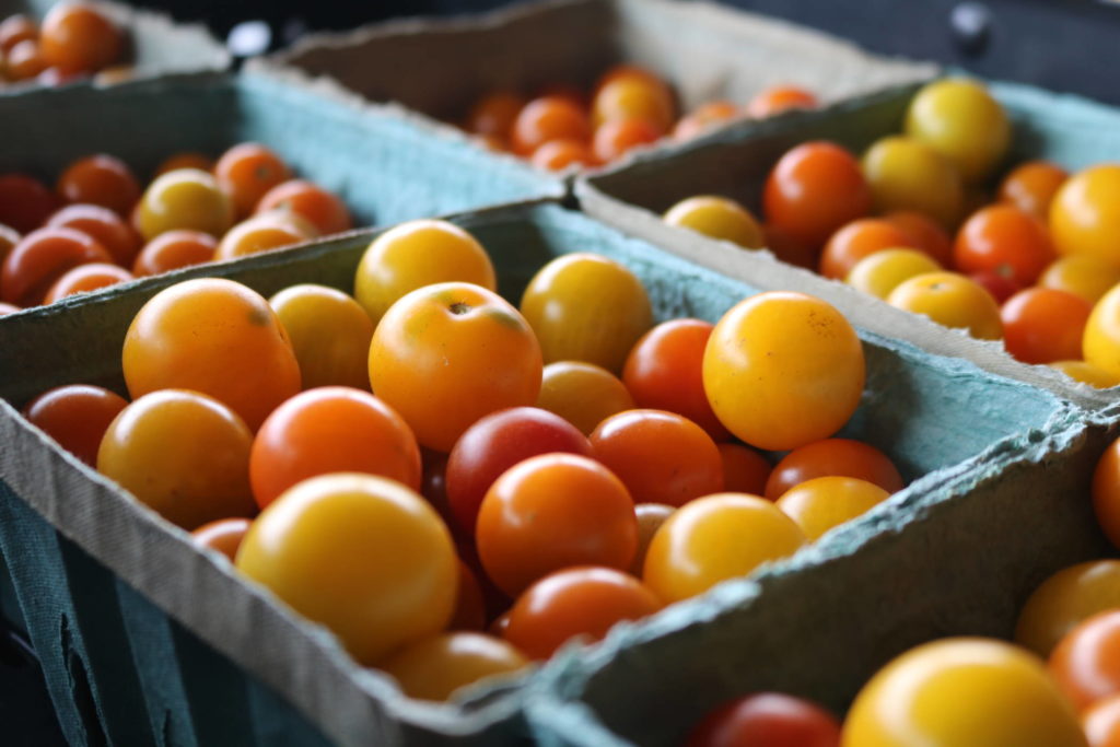 Schachteln mit Tomaten